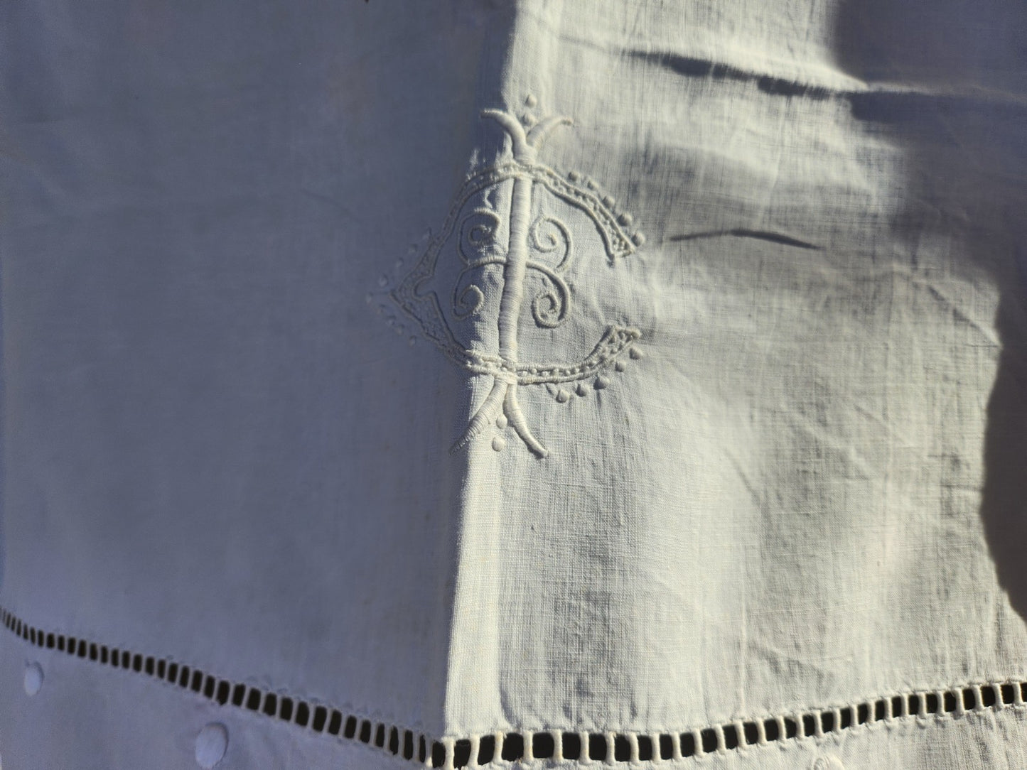 Ancien petit drap broderie incrustation lin monogramme CI enfant  B6
