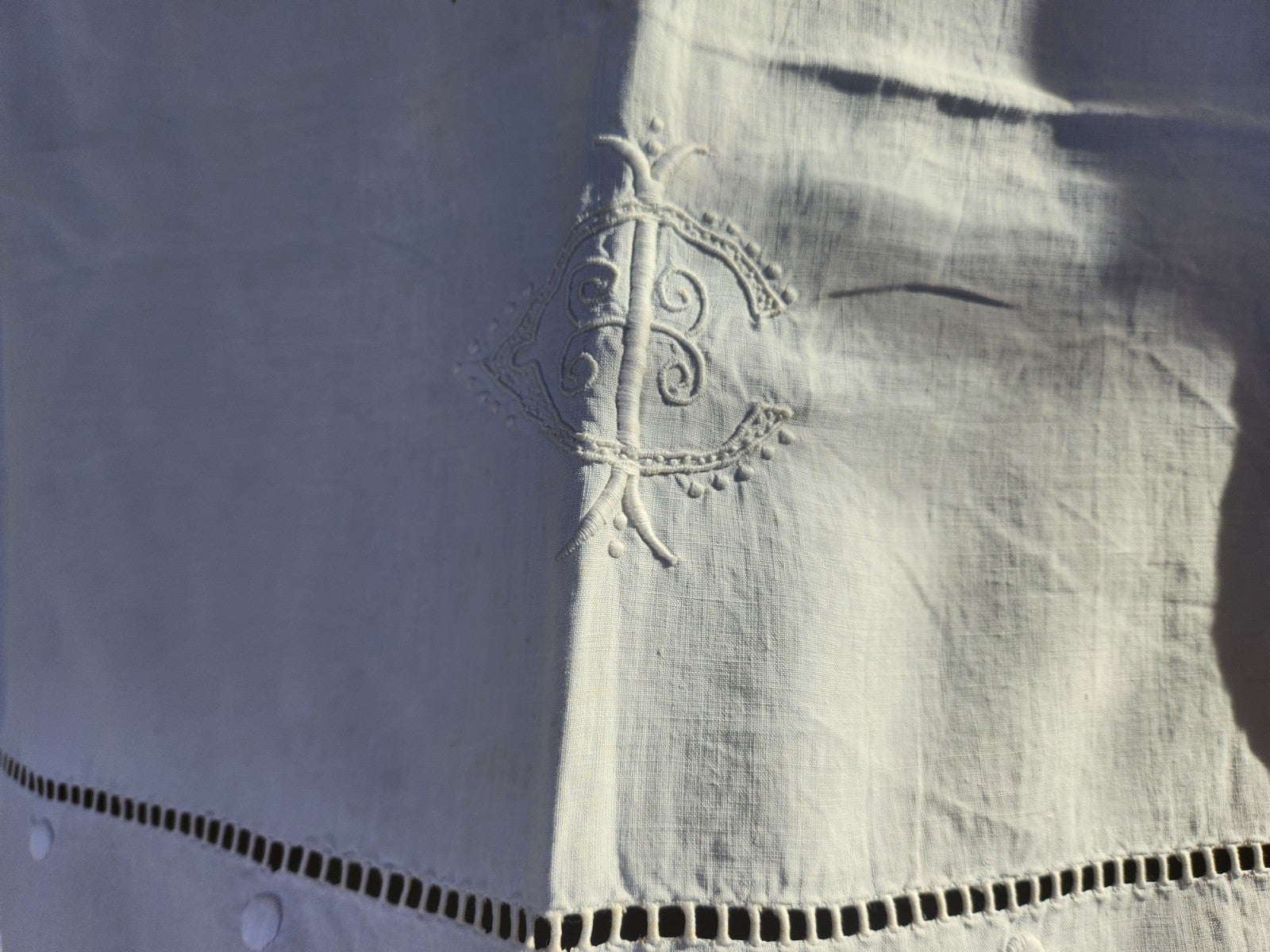 Ancien petit drap broderie incrustation lin monogramme CI enfant  B6