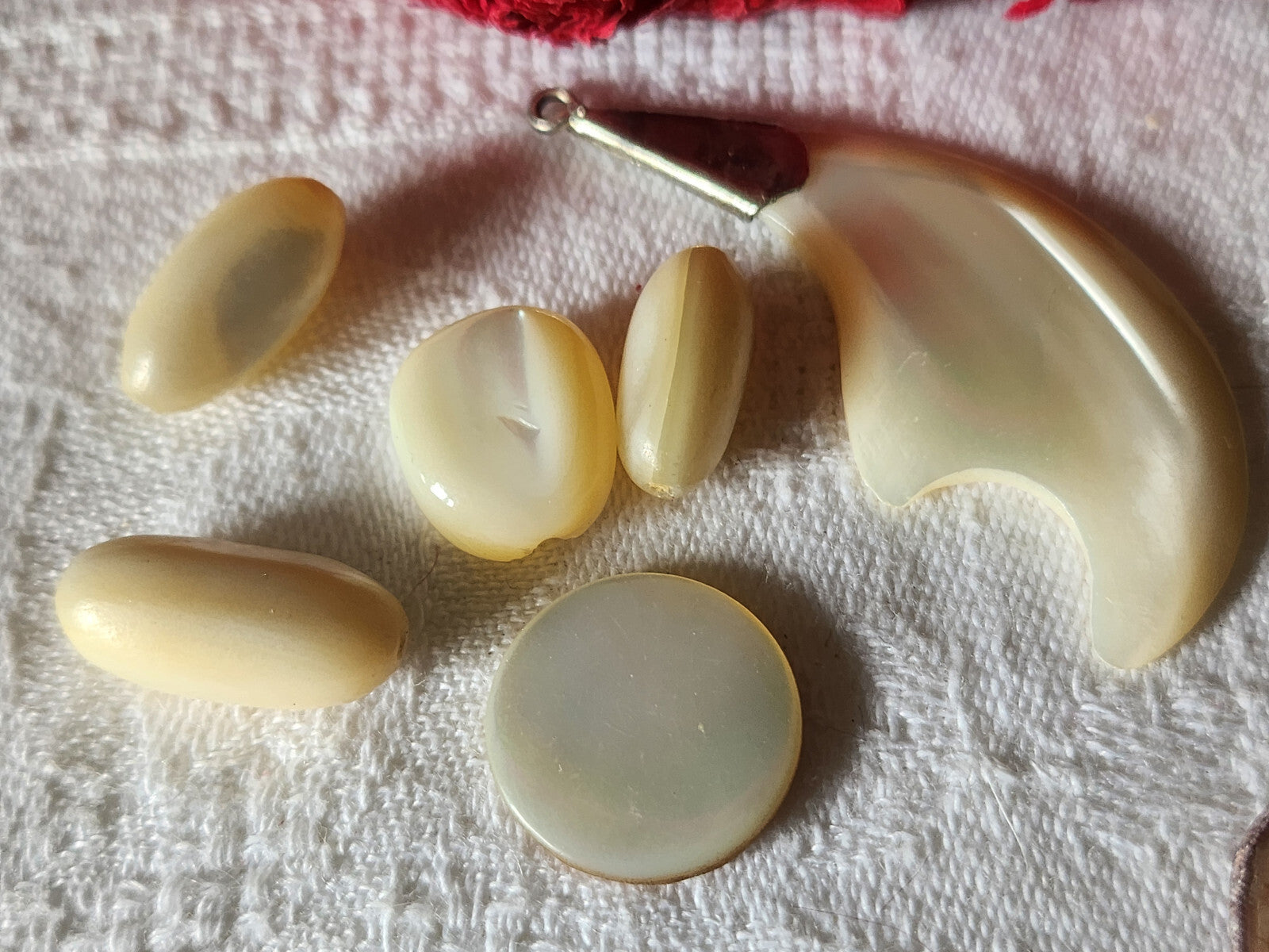 Petit lot de nacre perle, cabochon, pendant.... creation    ref 1153