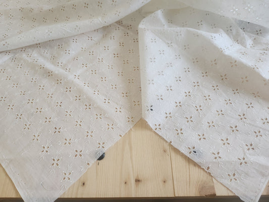 Ancien coupon de tissu vintage blanc ajouré au mini: 58 sur 131 cm B5