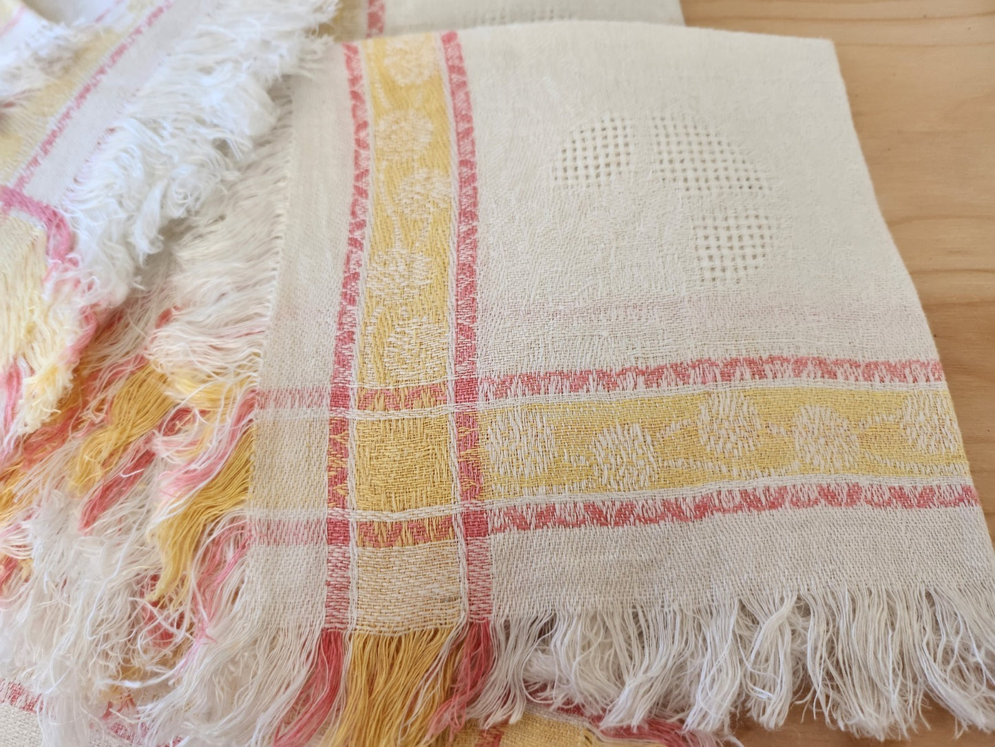 Lot 10 serviettes anciennes a franges damassé rose jaune 34 cm sur 36 cm  B8