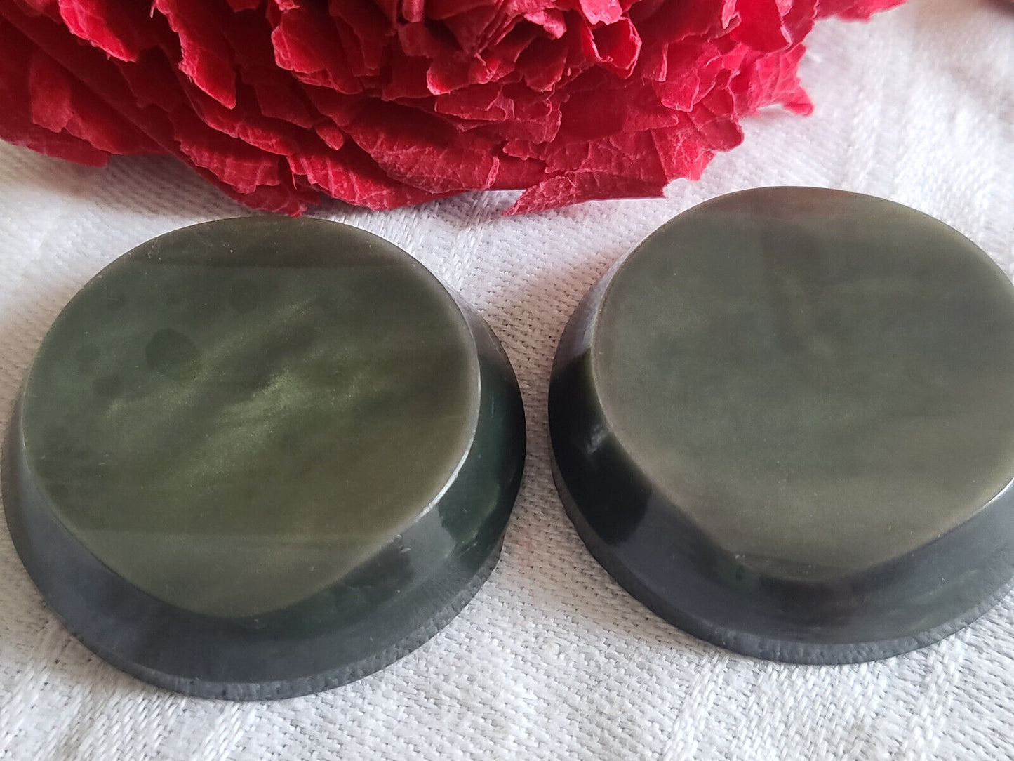 Duo gros boutons anciens épais vert delavé gris diamètre 3,5 cm ref 2419