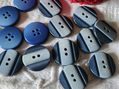 Lot 16 boutons vintage bleu 2 series à trous  1,8 cm ref 3160