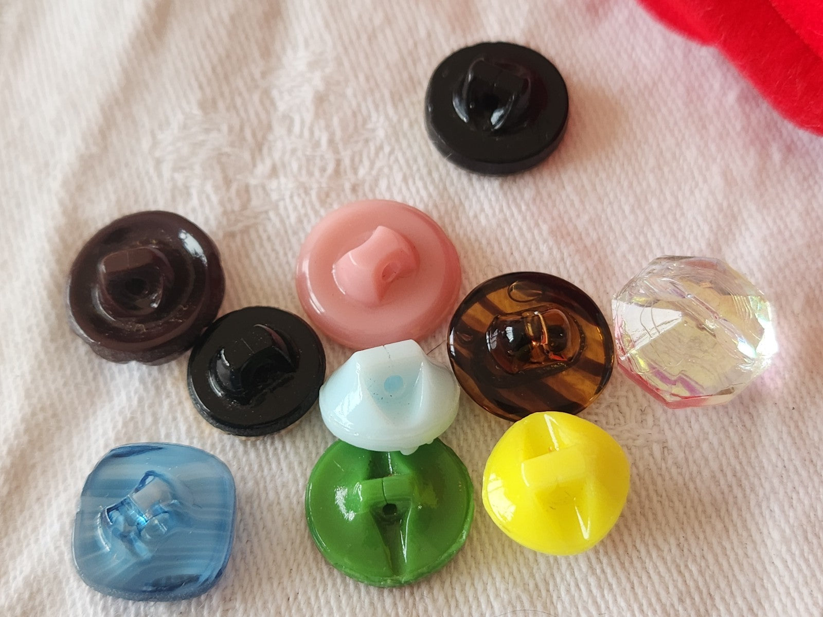 Lot 10 boutons anciens en verre multicolore  panaché 1,1  à 1,4 cm ref 6388