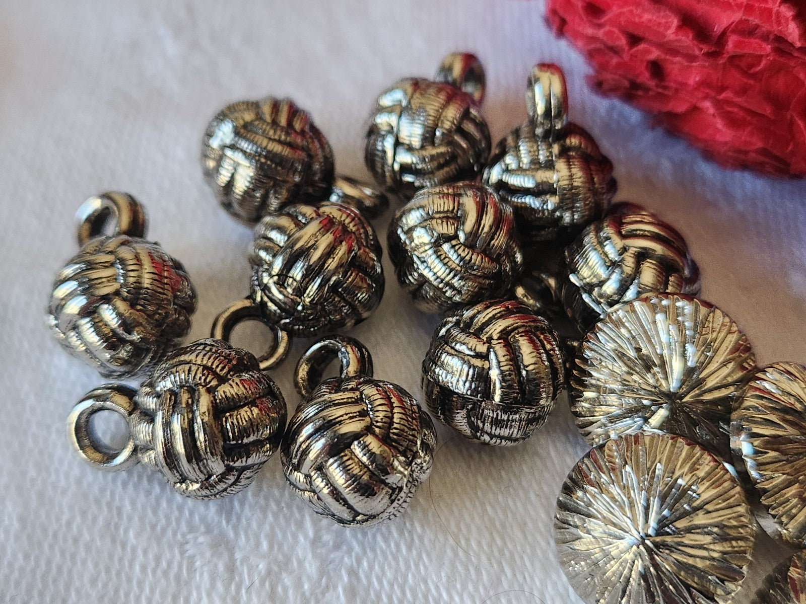 Lot 18 boutons vintage acrylique  argenté 2 series 0,9 et 1,2 cm ref