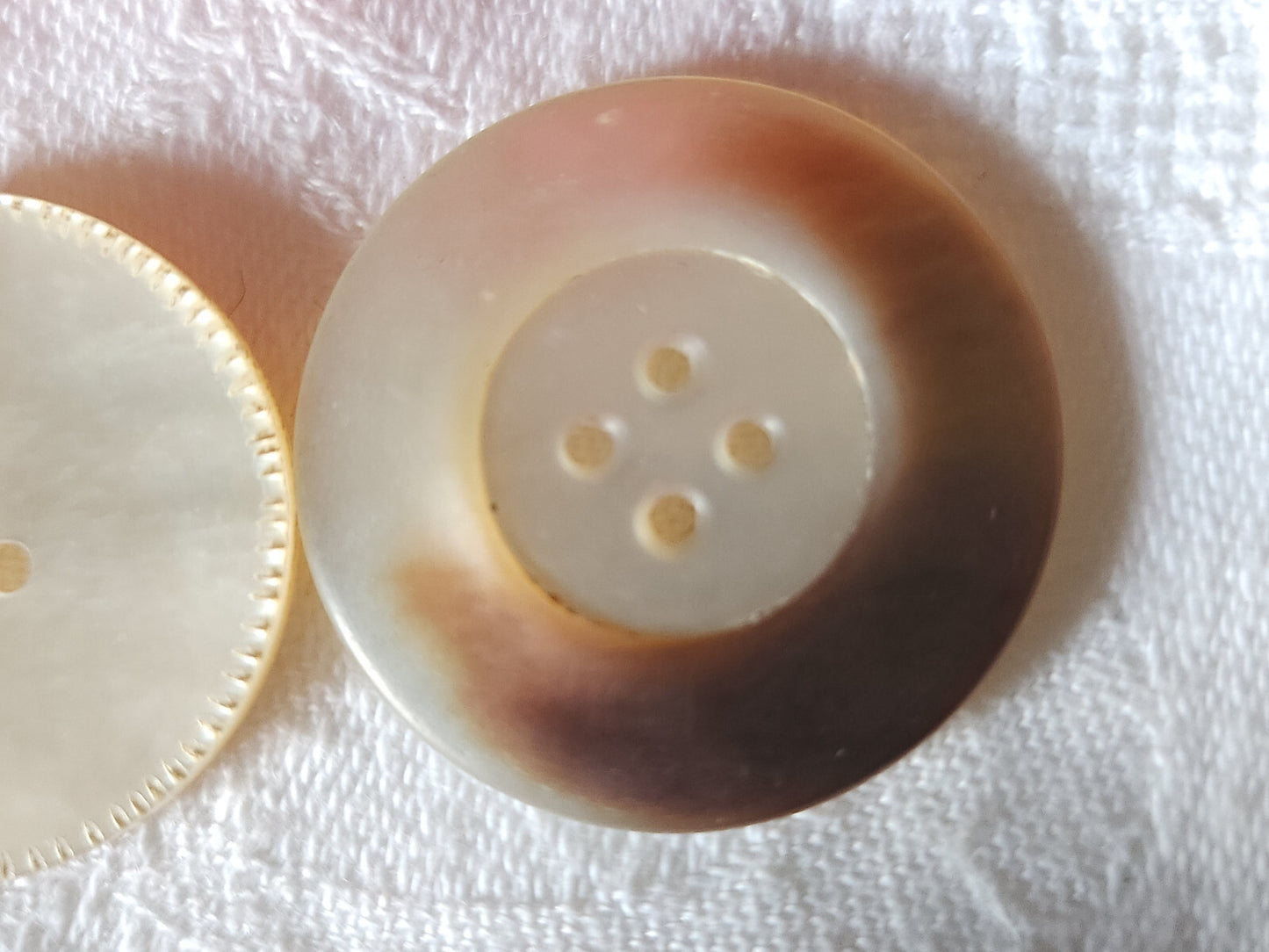 Duo boutons ancien en nacre 2,8 cm et 3,1 cm trous gros G18H