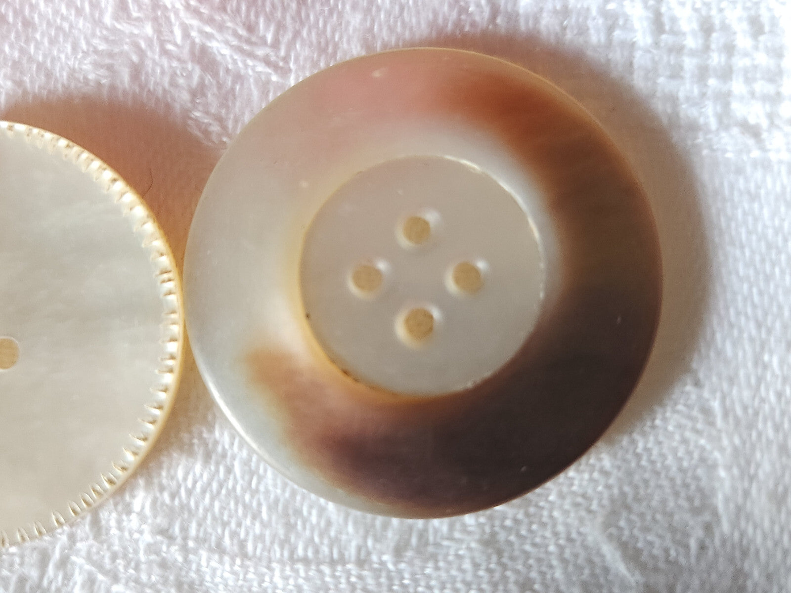 Duo boutons ancien en nacre 2,8 cm et 3,1 cm trous gros G18H