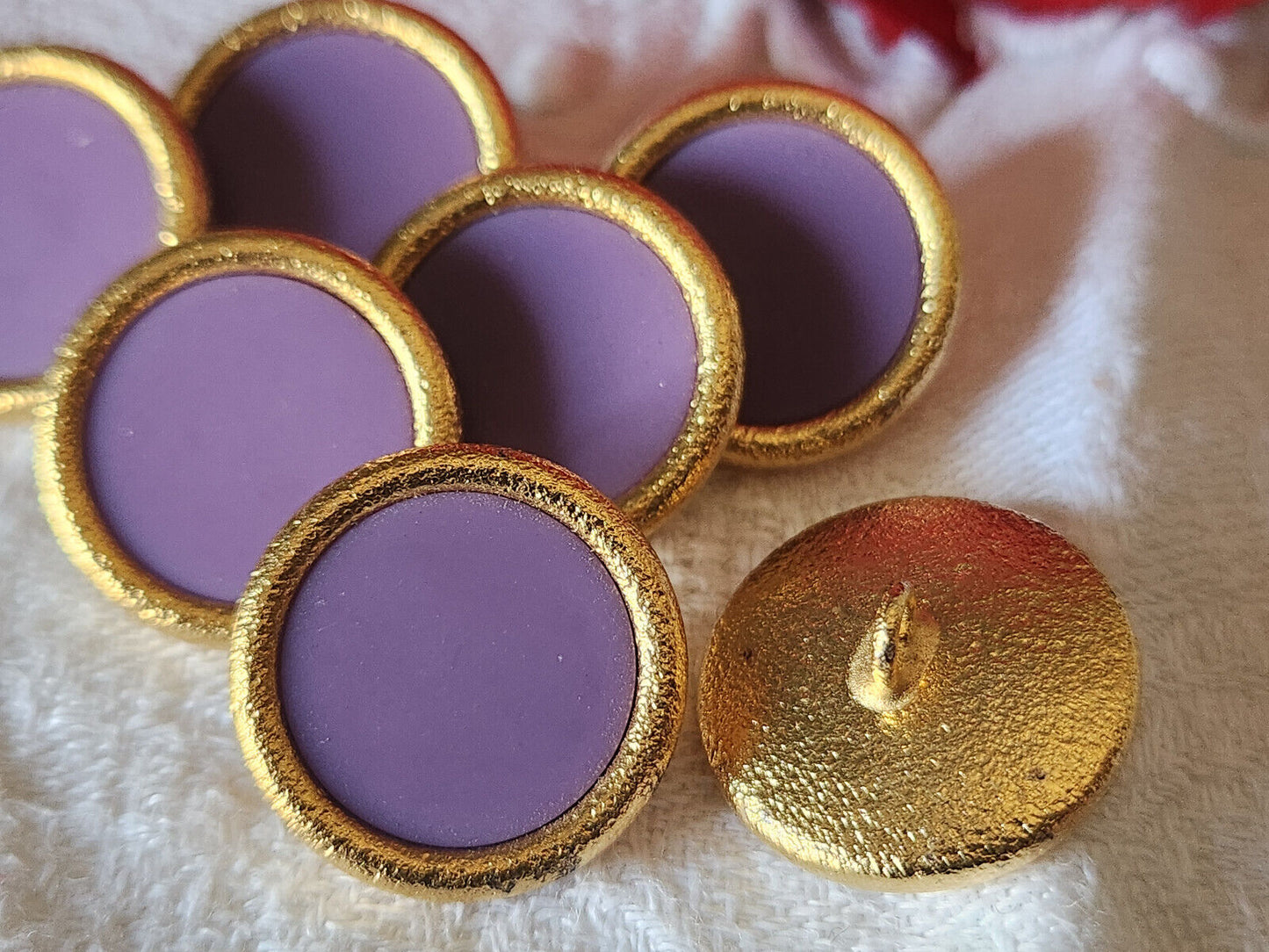 Lot 6 boutons vintage en métal  dore travaillé violet pied 1,8 cm ref 5824