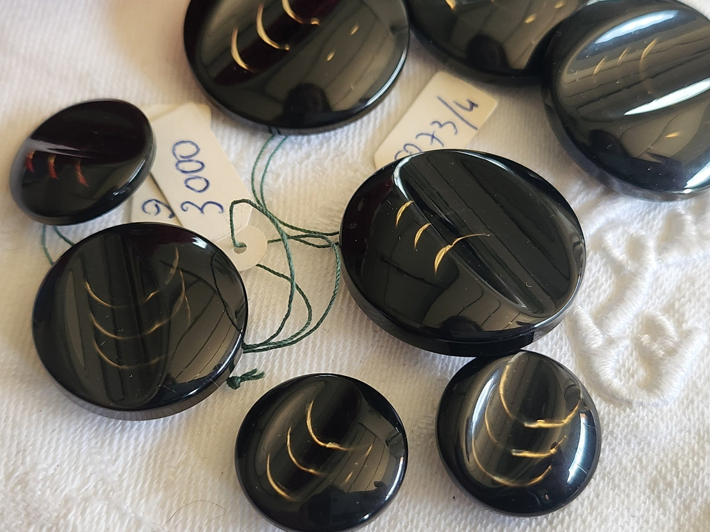 Lot 8 boutons vintage noir inclusion doré panaché  1,7 à 2,7 cm ref 1700