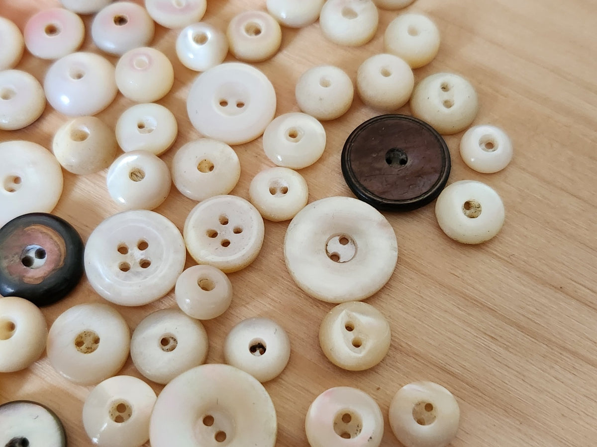 Lot 60 boutons anciens en nacre mini sifflet deux trous 0,7 cm à 1,9 cm T8