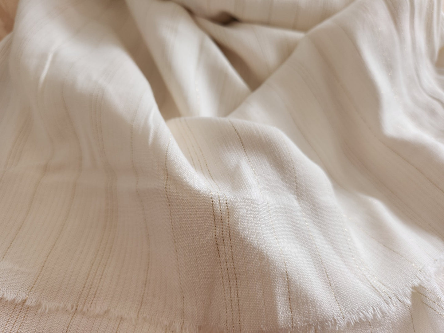 Grand coupon de tissu blanc fil doré mou 1 m51 sur 3 mètres B8