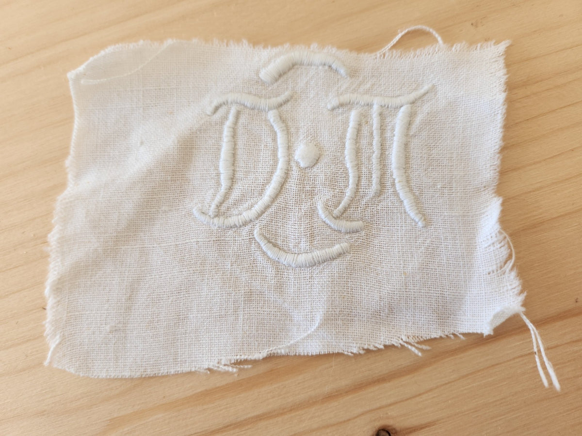 Monogramme ancien DM  pour création récup patchwork couture T3