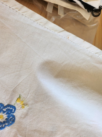 Long chemin de table ancien broderie bleue main 150 cm sur 52 cm B7