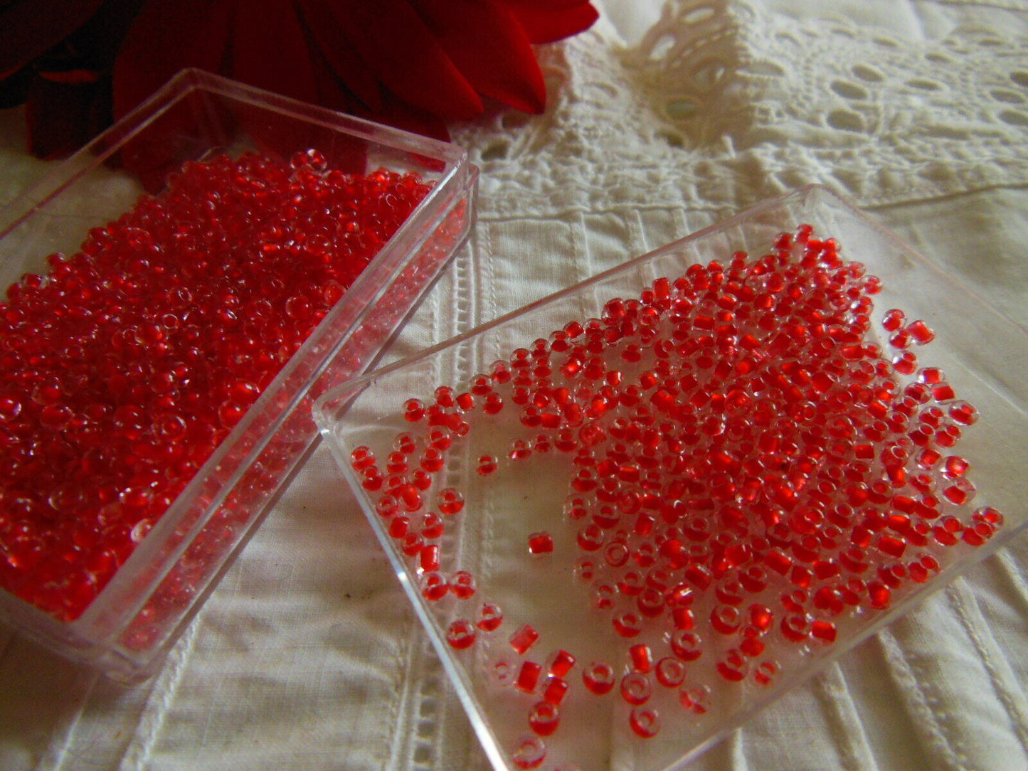 Lot environ 22 grammes de perles rocaille deux tons rouge et transparente  n°102