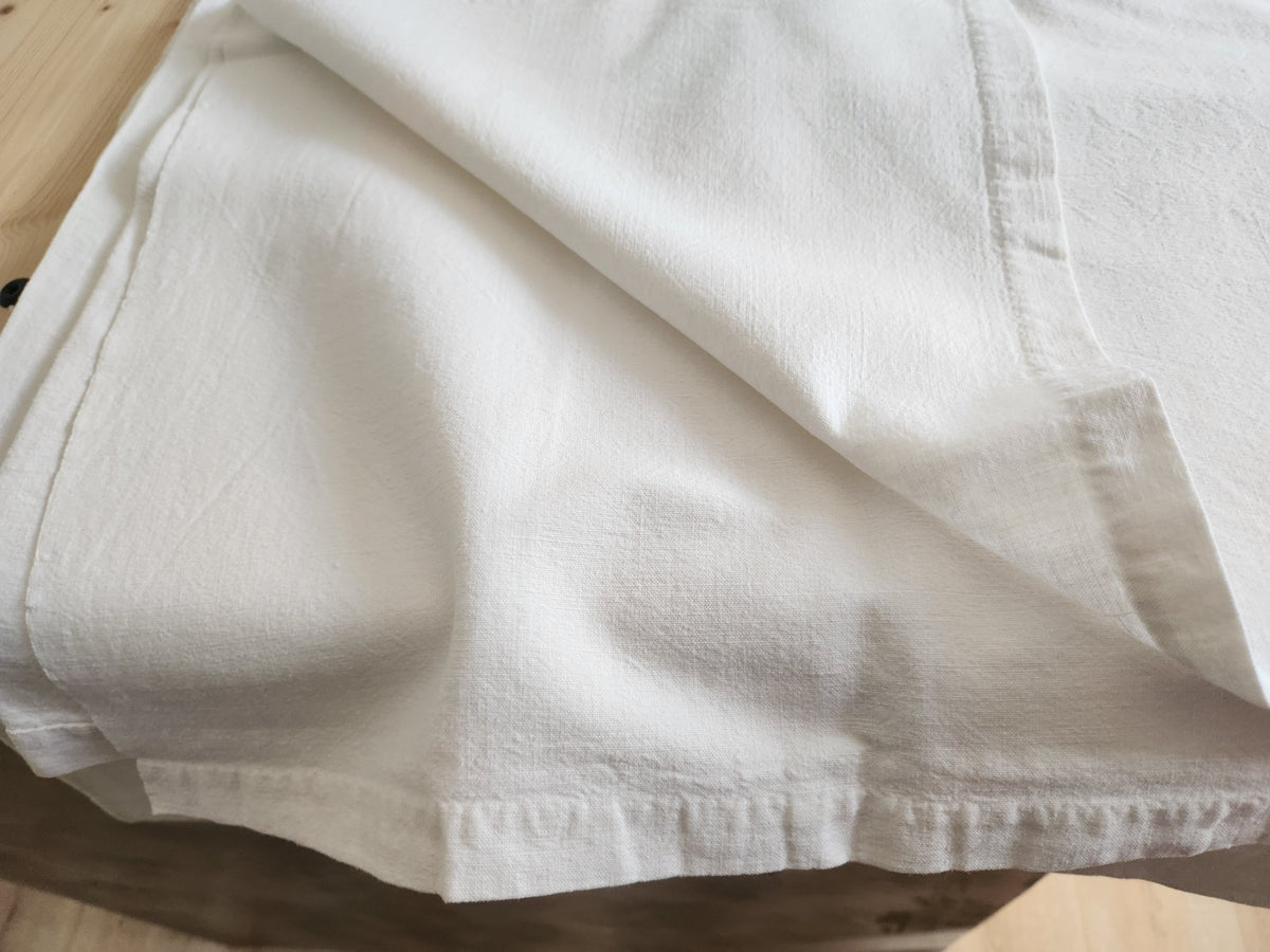 Ancien retour de drap blanc monogramme BB jour échelle découverte  B6