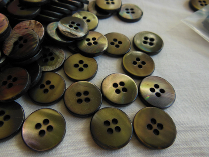 Lot 12 boutons anciens en nacre  vert vintage 1,2 cm ref 3438