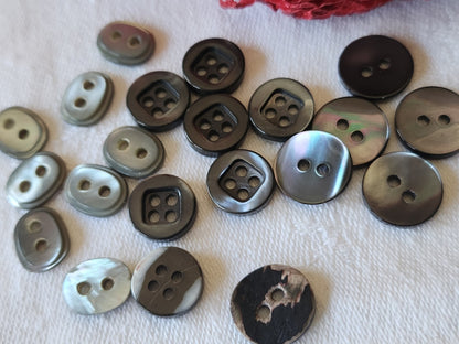 Lot 21 boutons anciens en nacre gris 3 series 1,1 et 1,2 cm ref 4870