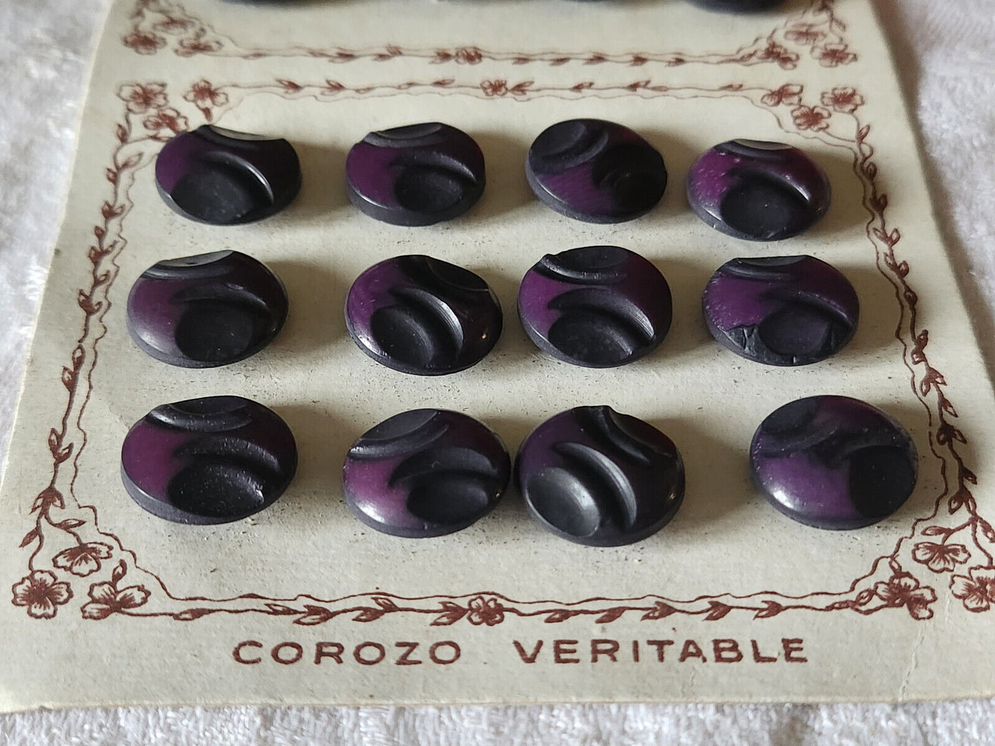 Lot  24 boutons anciens en corozo violet travaillé  plaque pied  1,4 cm n°34