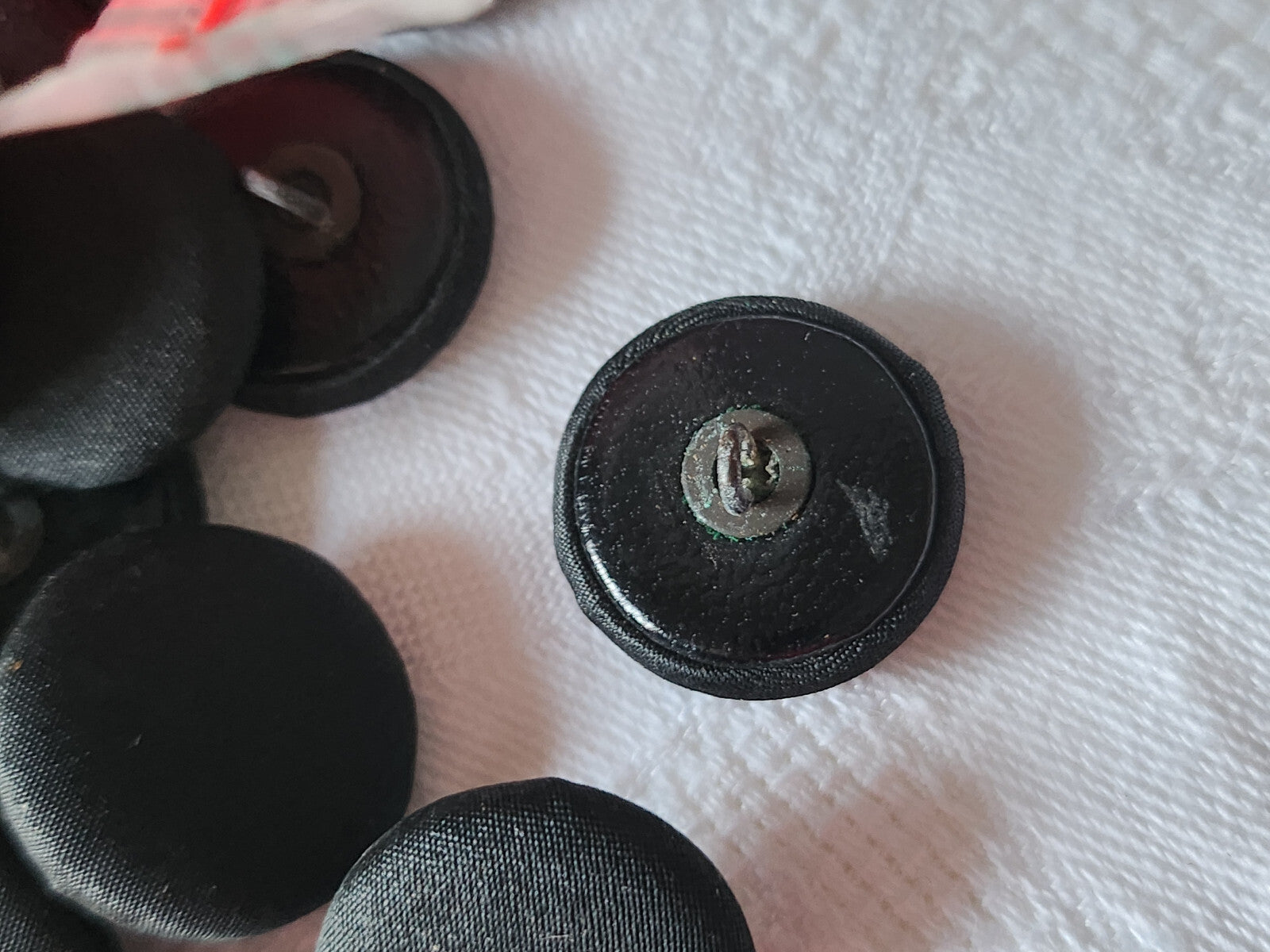 Lot 6 boutons anciens noir  tissu dos en cuir pied 2 cm ref 1974
