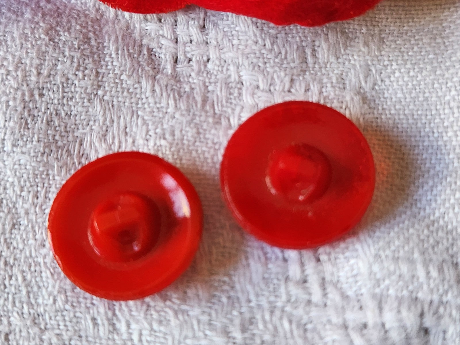 Duo boutons anciens en verre vintage rouge  travaillé 1,8 cm G19C