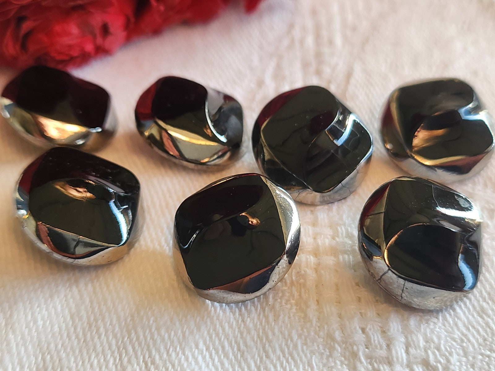 Lot 7 boutons anciens en verre  noir argenté pied métal    1,7 cm ref 5714
