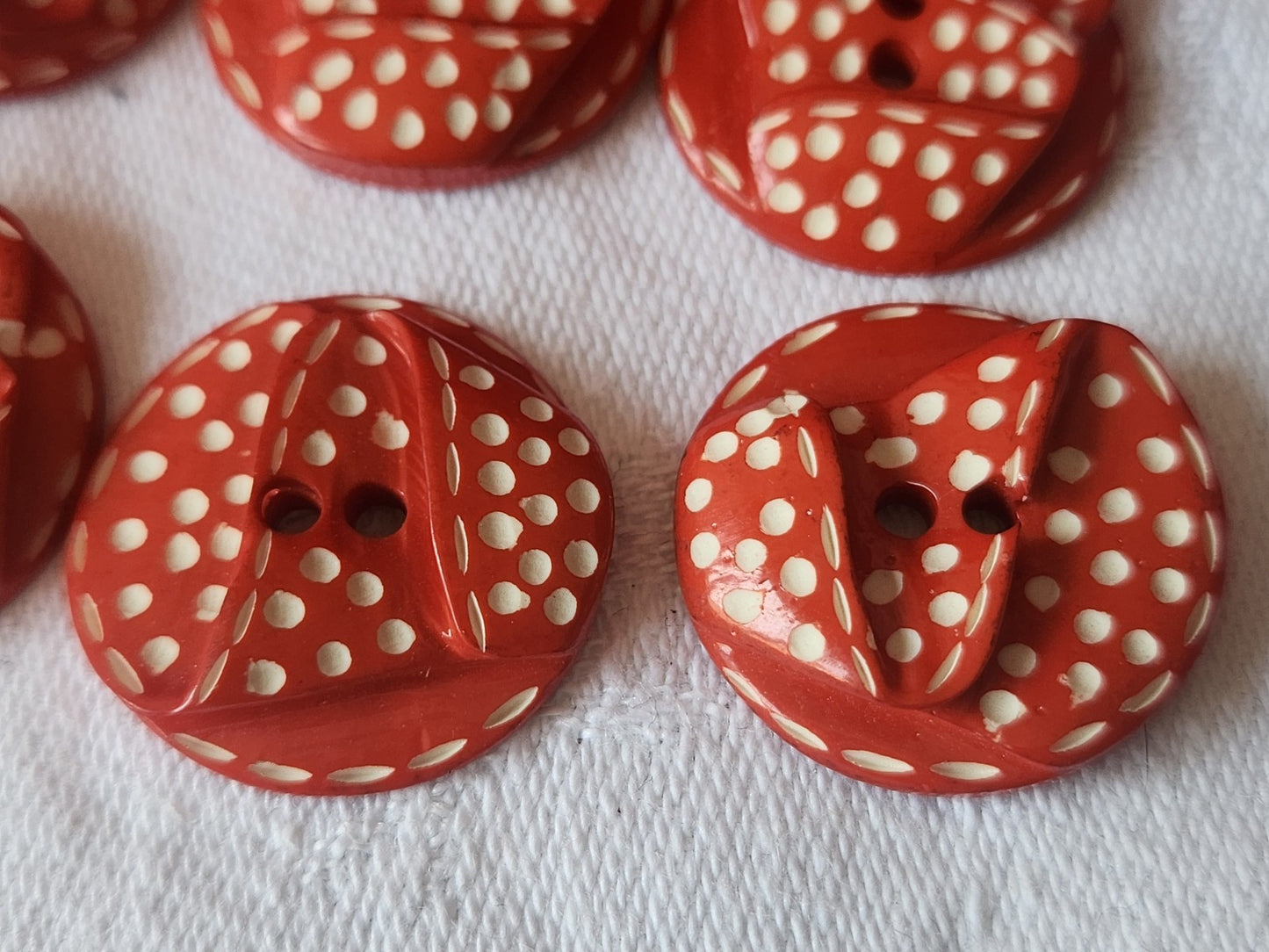 Lot  6 boutons anciens rouge effet plié blanc 2,2 cm ref 1451