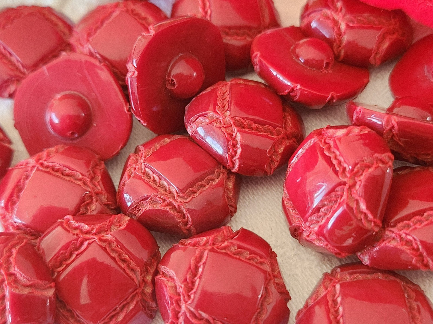 Lot 10 boutons vintage rouge imitation cuir verni 1,7 cm pied ref 3873