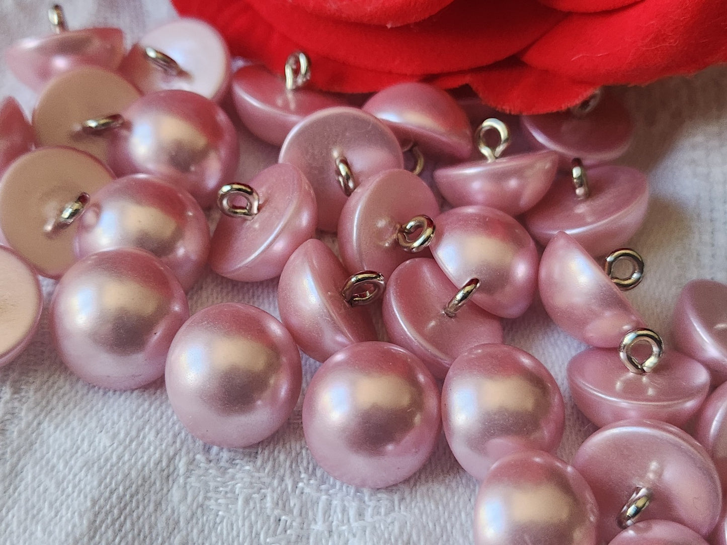 Lot 16  boutons rose satiné  fond d 'atelier 1,3 cm pied métal  ref 2348