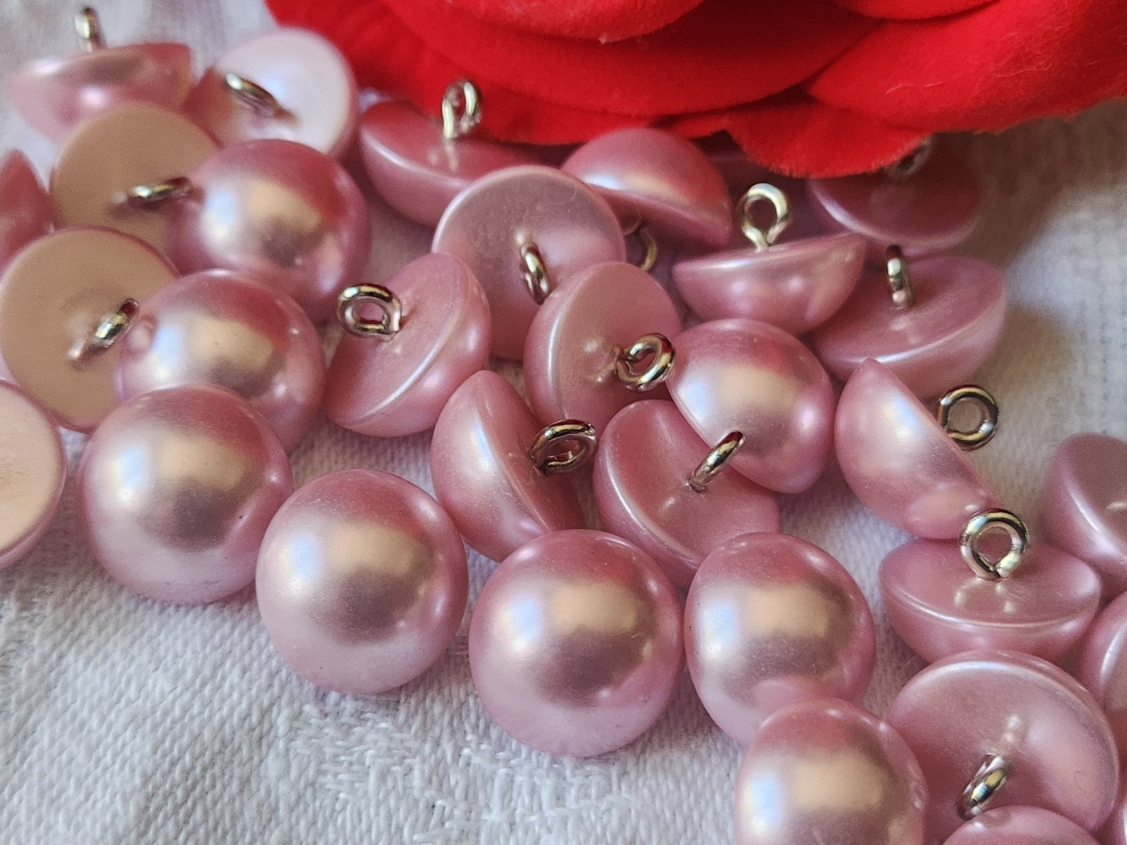 Lot 16  boutons rose satiné  fond d 'atelier 1,3 cm pied métal  ref 2348