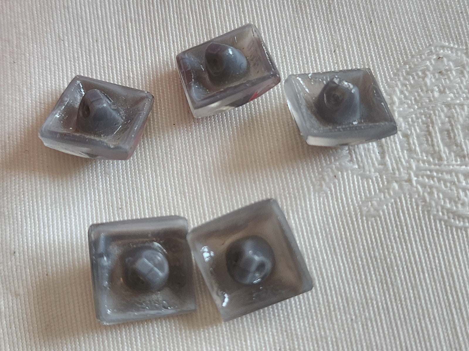 Lot 5 boutons anciens en verre gris laiteux carré facette 1,3 cm ref 6390