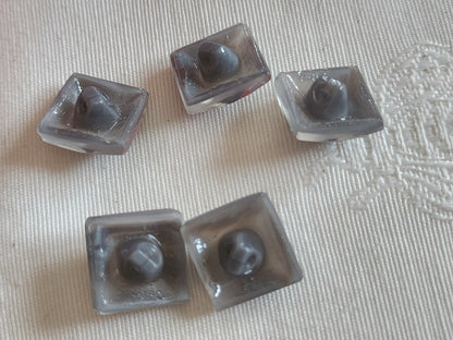 Lot 5 boutons anciens en verre gris laiteux carré facette 1,3 cm ref 6390