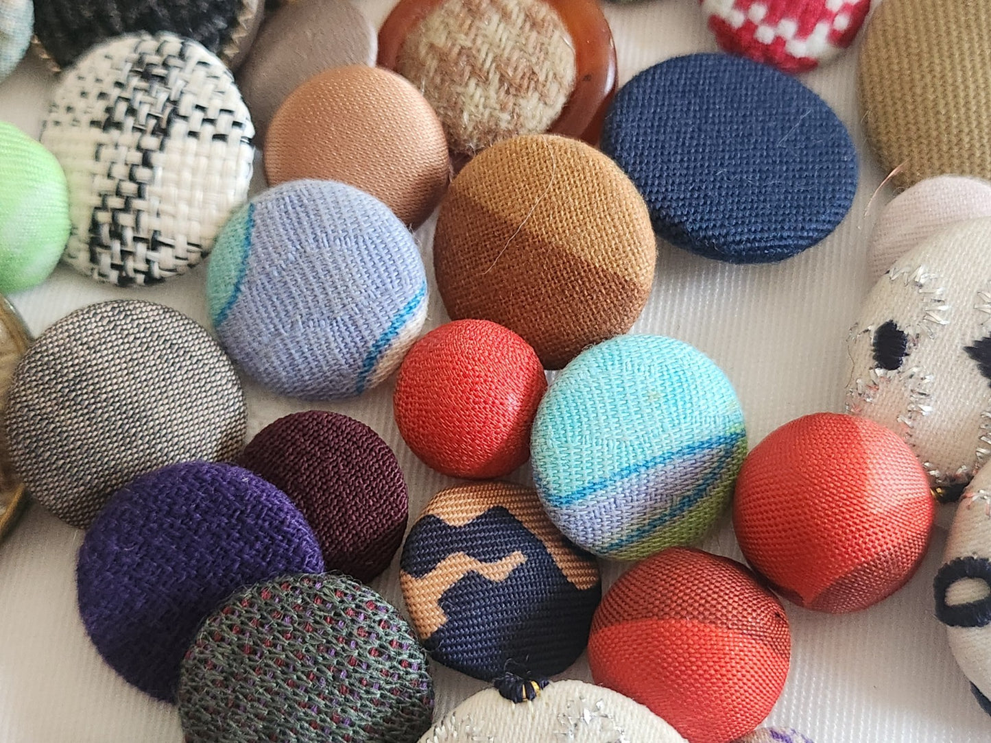 Lot 66 boutons anciens  tissu vintage panaché pied 1 à 2,9 cm ref  6227