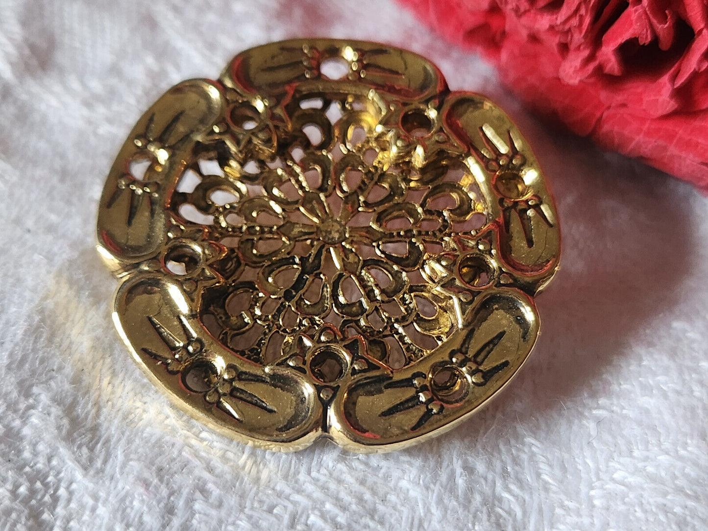 Enorme bouton vintage en métal motif ajouré 3,4 cm ref 621