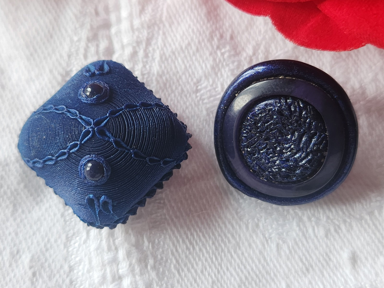 Duo boutons vintage en resine bleu 2,1 cm et 2,1 sur 2,2 cm D18F
