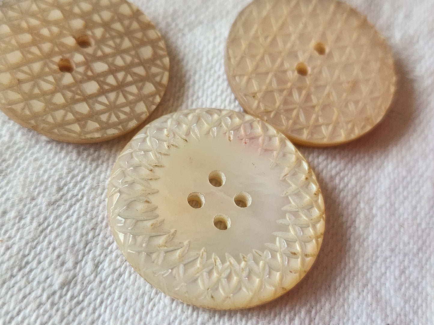 Trio boutons en nacre ciselé 2 cm et à 2,2 cm ancien G17J