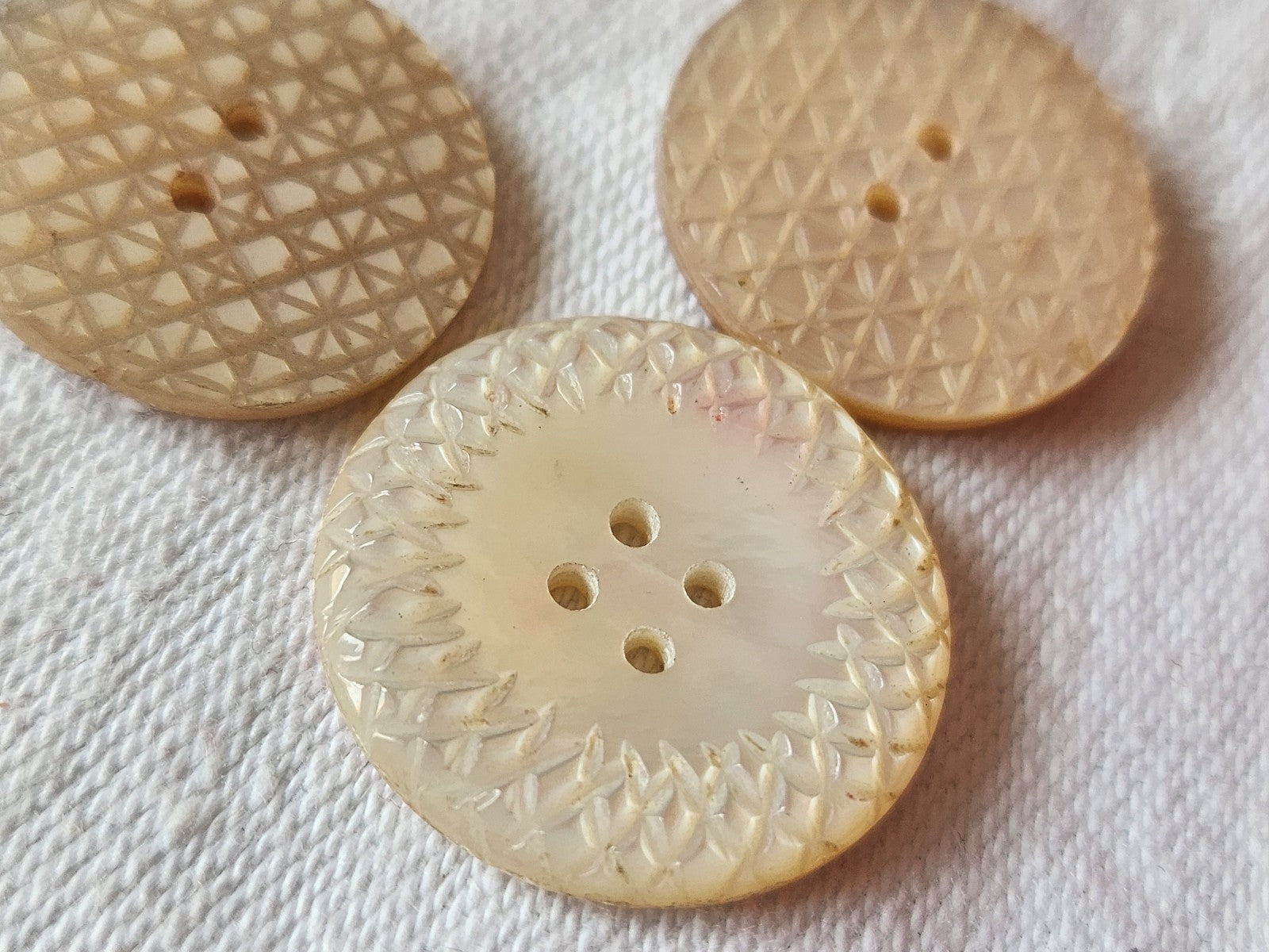 Trio boutons en nacre ciselé 2 cm et à 2,2 cm ancien G17J
