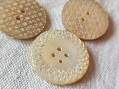 Trio boutons en nacre ciselé 2 cm et à 2,2 cm ancien G17J