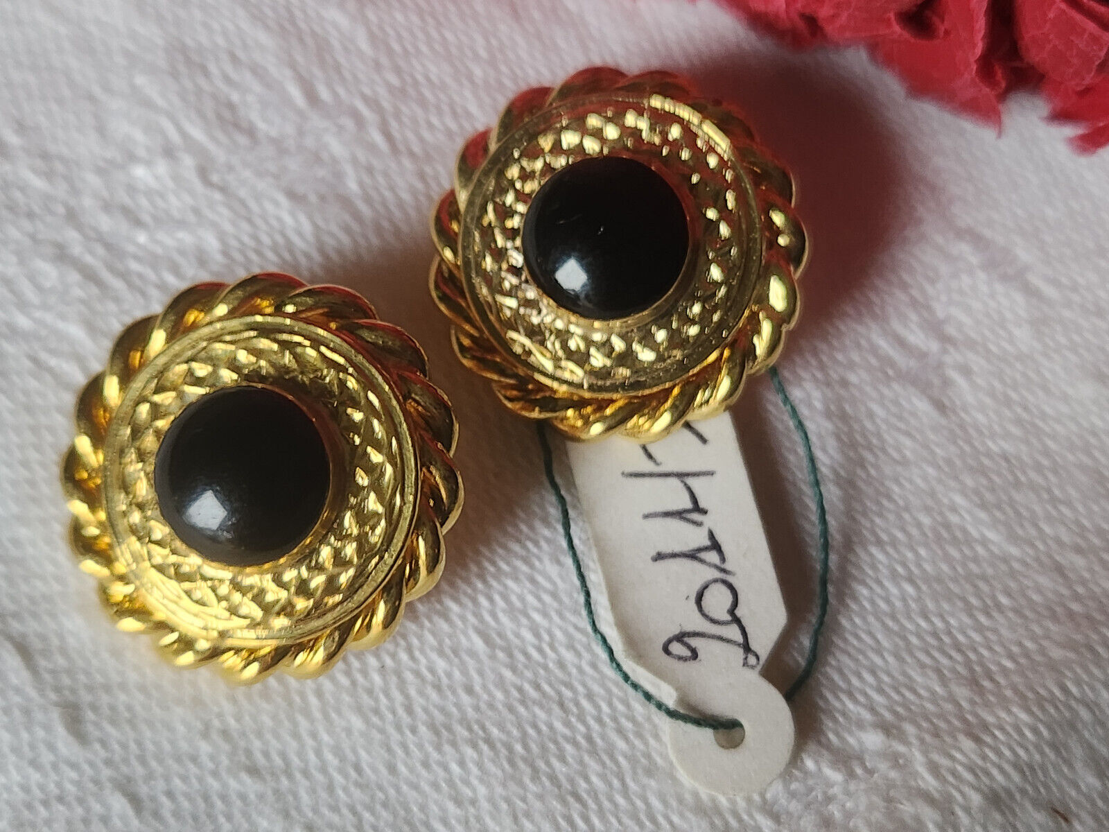 Duo jolis boutons vintage en métal doré coeur noir  2 cm D10K