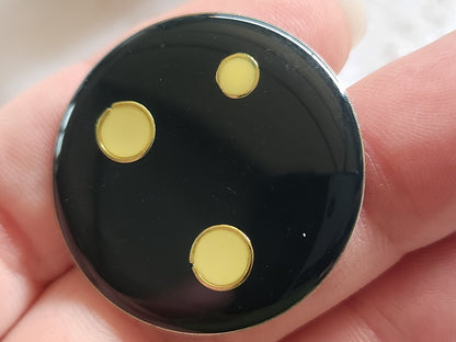 Gros bouton vintage en métal émaillé noir parurier createur 3,3 cm ref 5203