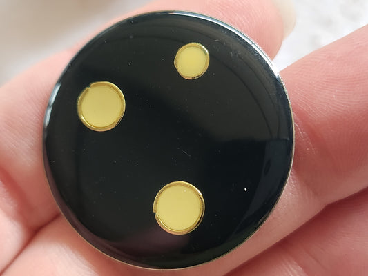 Gros bouton vintage en métal émaillé noir parurier createur 3,3 cm ref 5203