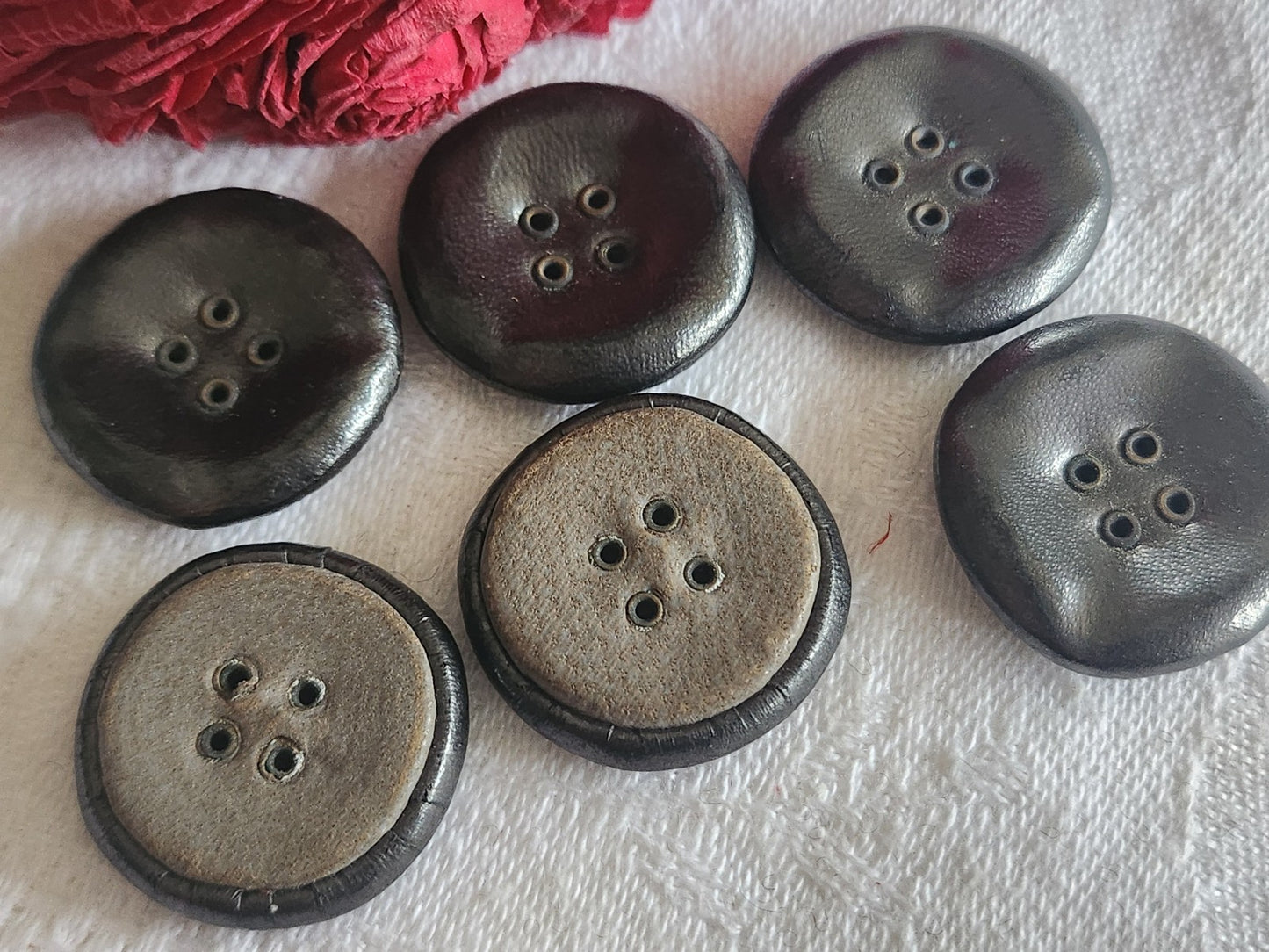 Lot  6 boutons anciens en cuir gris passants 2,3 cm ref 6085