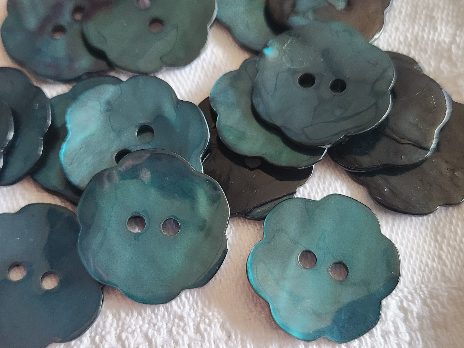 Lot 6 boutons vintage en nacre bleu/vertv  fleur trous 2 cm ref 1602