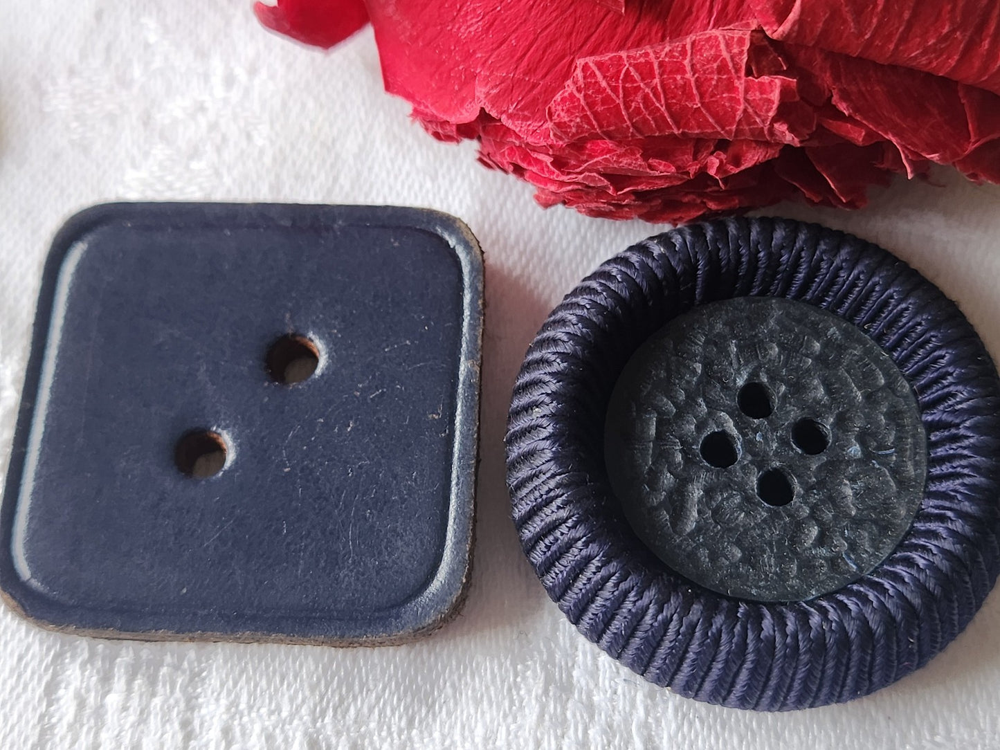 Duo énormes boutons vintage cuir et passementerie bleu 3,6 et 3,7 cm ref 5851