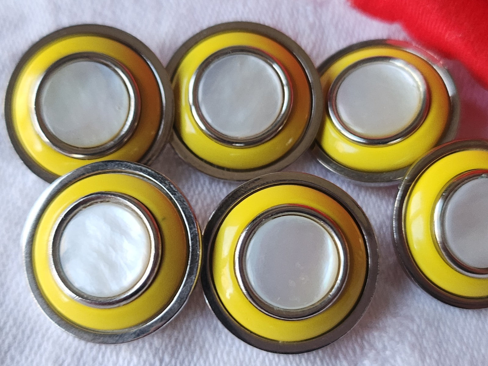 Lot 6 boutons anciens en metal coeur en nacre jaune 1,7 cm ref 3928