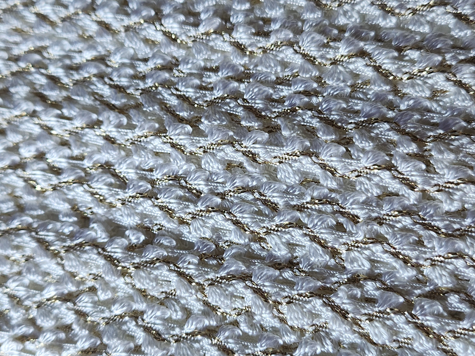 Galon blanc  effet roccoco fin  doré  3 mètres sur 0,9 cm A 3