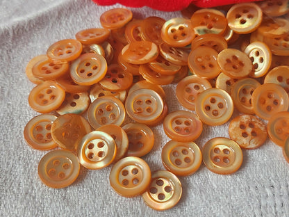 Lot 12 boutons vintage en nacre  orange  4 trous  1,1 cm ref 3188
