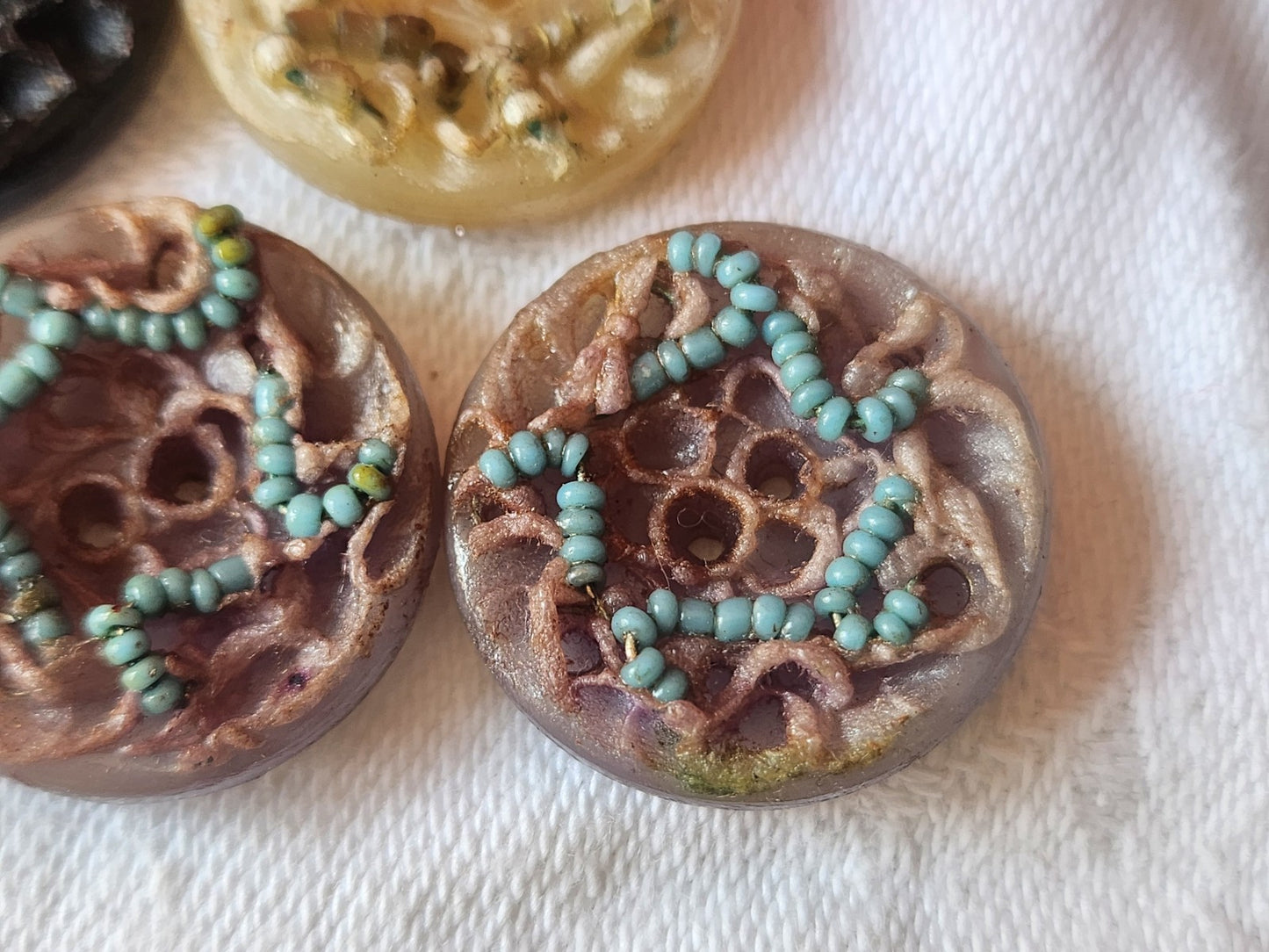 Collection lot 5 boutons vintage résine avec perle 2,1 à 2,4 cm ref 1504