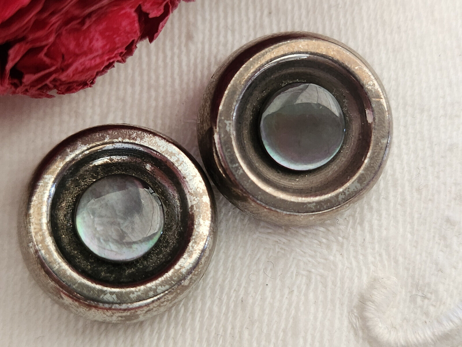 Duo boutons anciens en nacre   et métal à pied 1,8  cm G2H