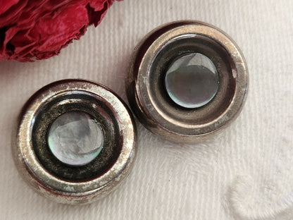 Duo boutons anciens en nacre   et métal à pied 1,8  cm G2H
