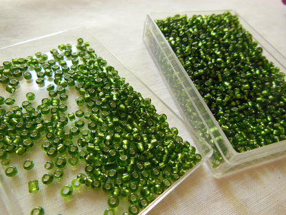 Lot environ 20  grammes de perles de rocaille vert lumineux n°1
